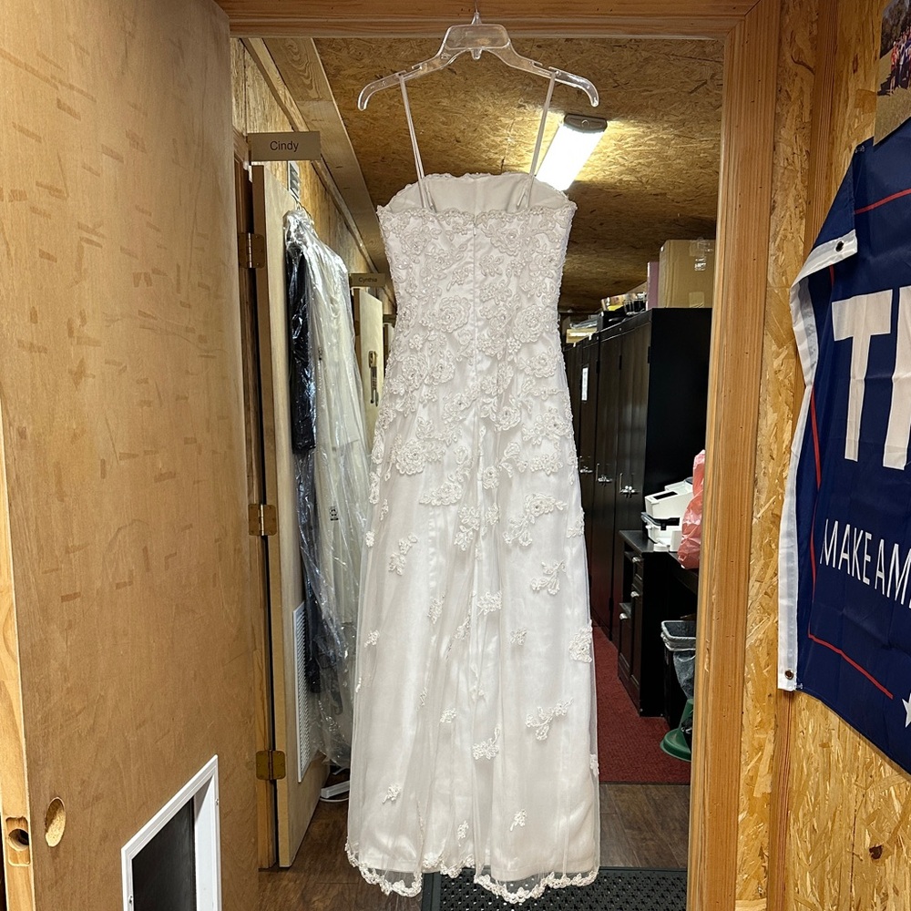 Elegant White Lace Wedding Dress - Picture 3 of 4